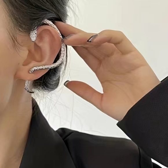 SILVER WRAPPED STYLE SNAKE 🐍 EARRING. 1 LEFT - Picture 2 of 4